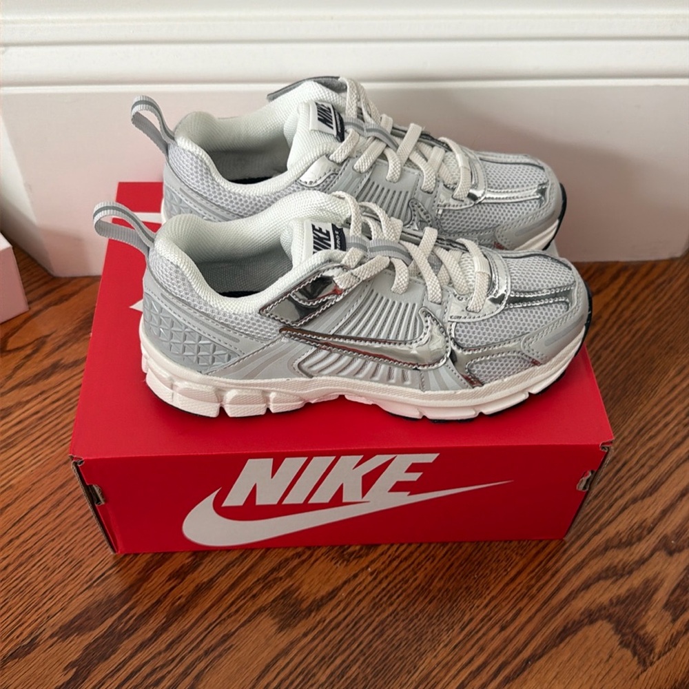 Nike girls sneakers - new with tags